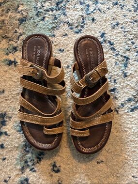 Donald J. Pliner Brown Leather Multi-Strap Buckle Sandals wedge size 6 metallic